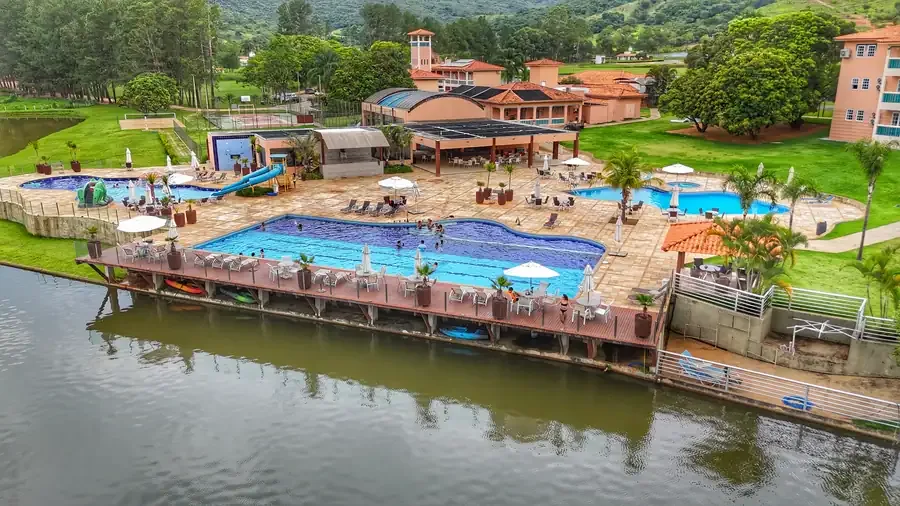 Deck das piscinas sobre o lago, visto do alto