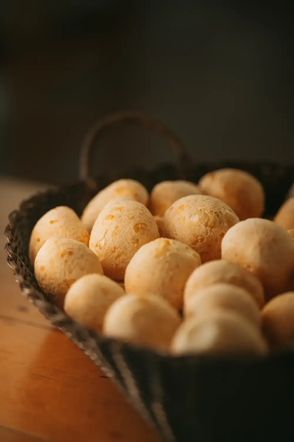 Cesta de pães de queijo quentinhos do café da manhã