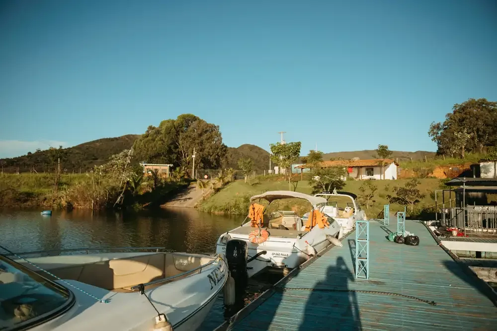 Píer no Lago de Furnas com lanchas no fim de tarde