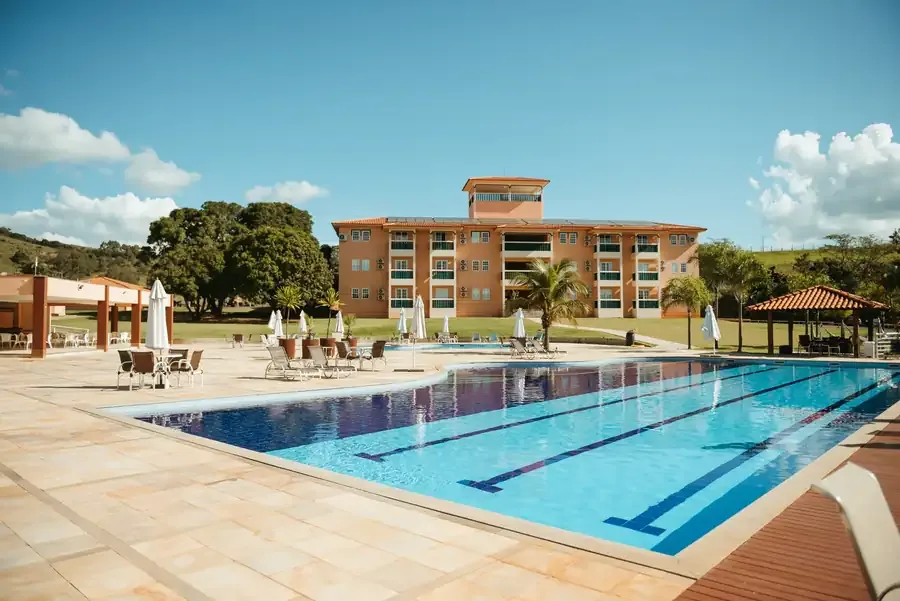 Piscina semiolímpica em frente ao bloco Malvina