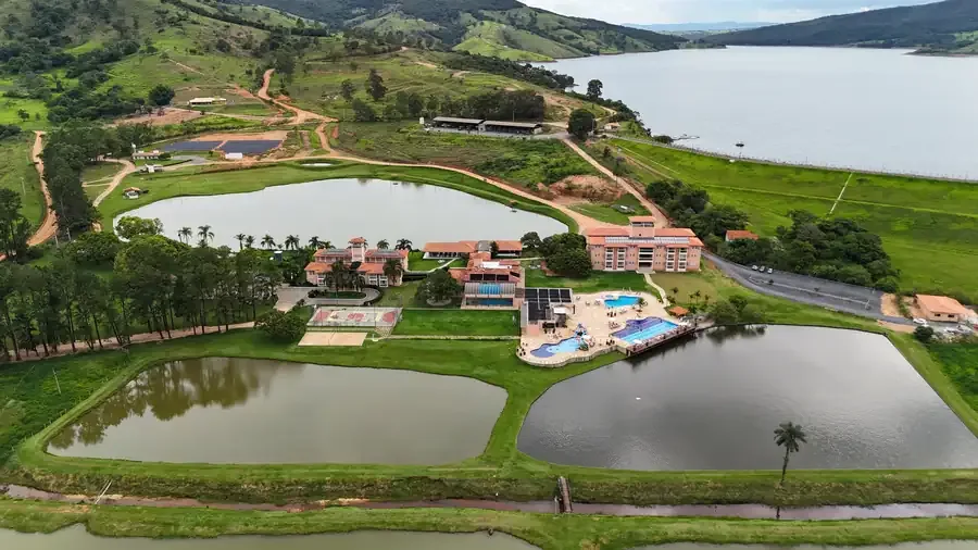Vista aérea dos lagos de pesca e do hotel